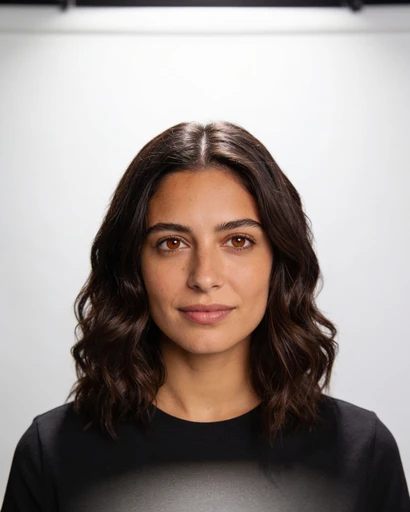 Elena, avatar de muestra, clásico, fondo blanco. Imagen generada con IA.